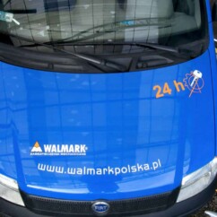 naklejanie reklamy maska samochodu napisy