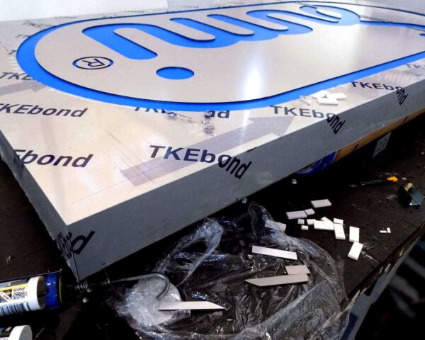 produkcja kasetonu reklamowego z giętego dibondu 1