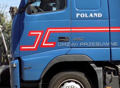 odczyszczenie starego kleju z folii samoprzylenej na samochodzie