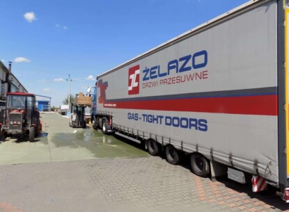 wymiana napisów na kabinie ciągnika naczeoy