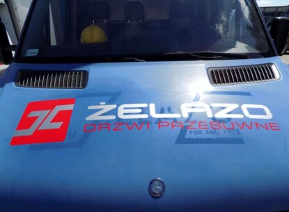 Usuwanie reklamy z samochodu, naklejki, napisów reklamowych z samochodu. Zrywanie liter odczyszczenie kleju